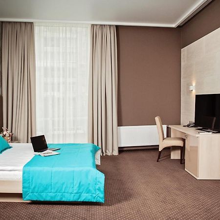 Hotel Versailles Lutsʼk Dış mekan fotoğraf