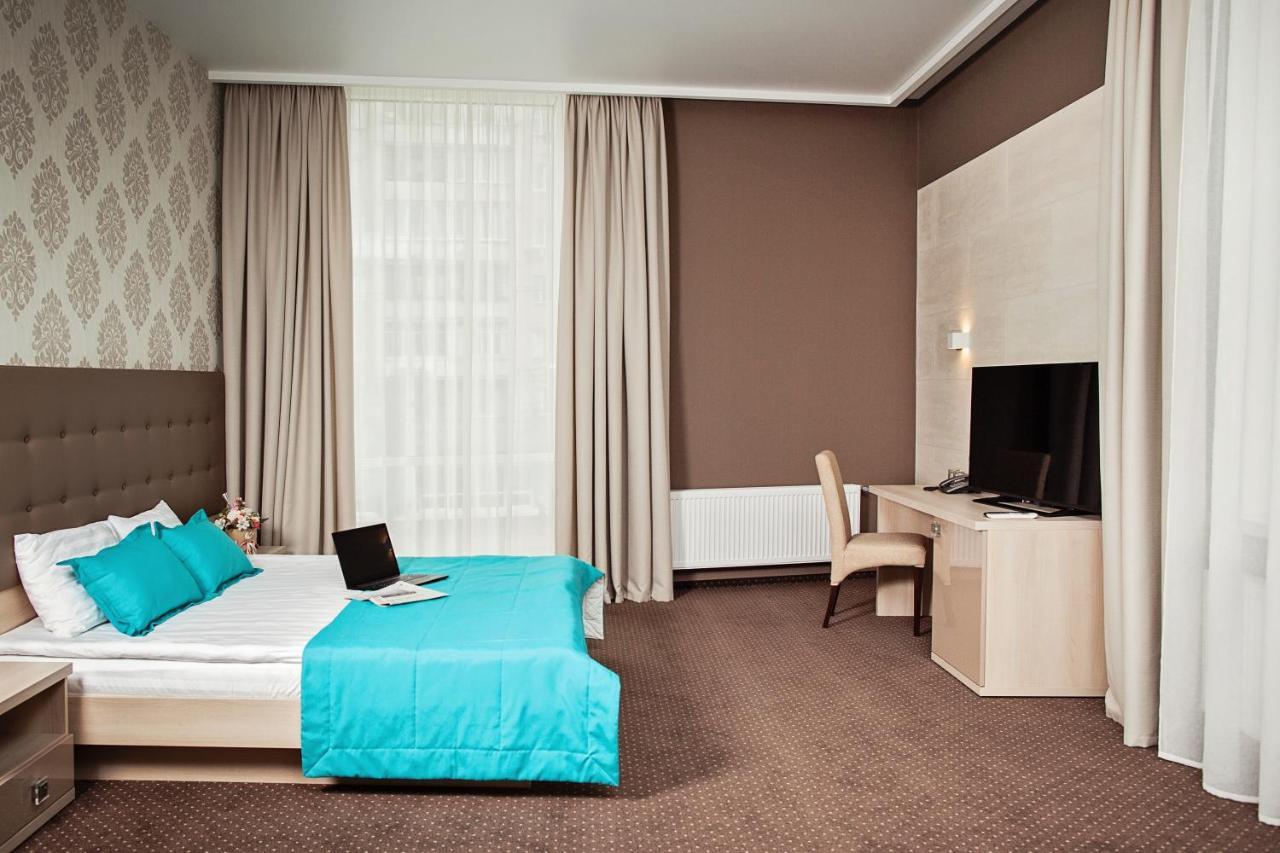 Hotel Versailles Lutsʼk Dış mekan fotoğraf
