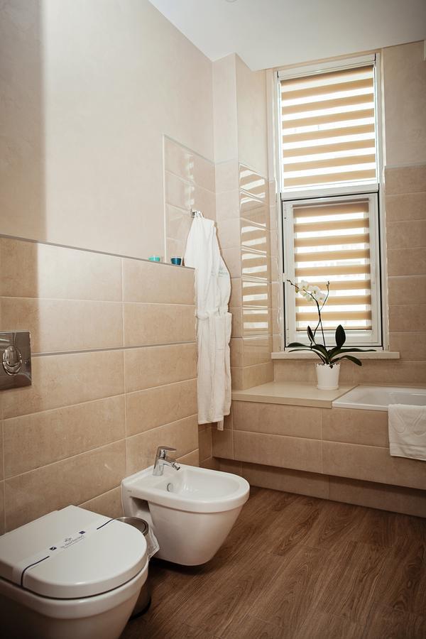 Hotel Versailles Lutsʼk Dış mekan fotoğraf