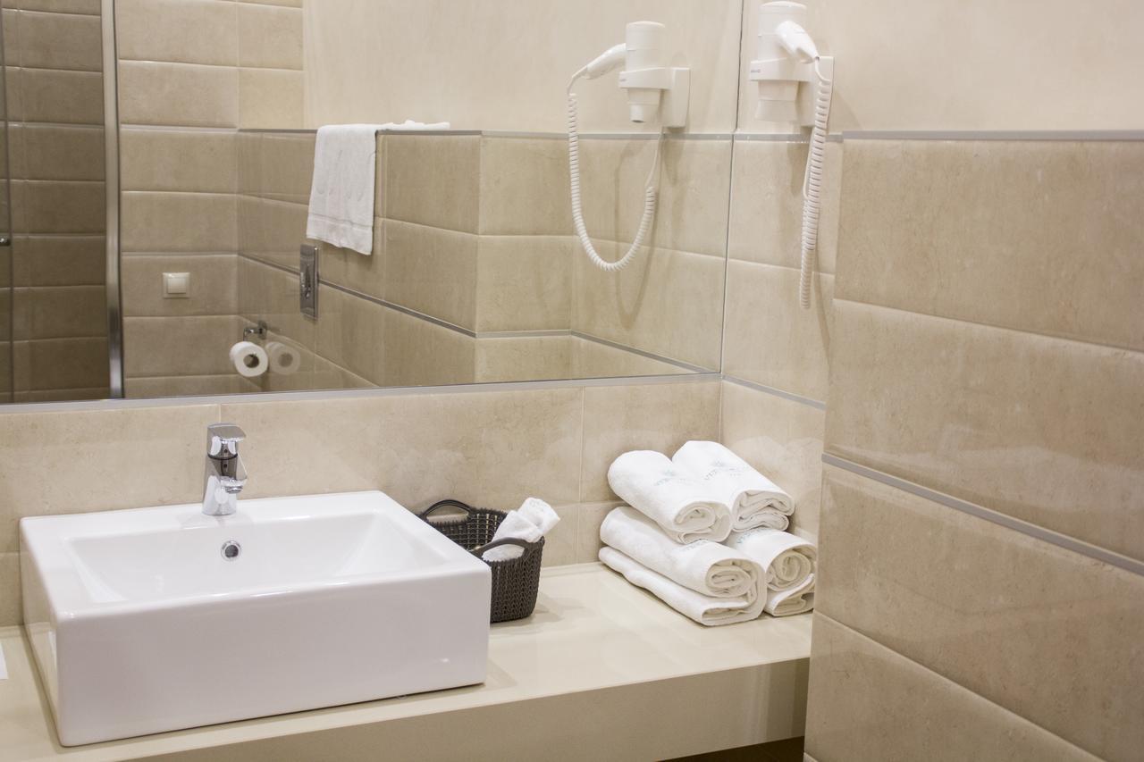 Hotel Versailles Lutsʼk Dış mekan fotoğraf