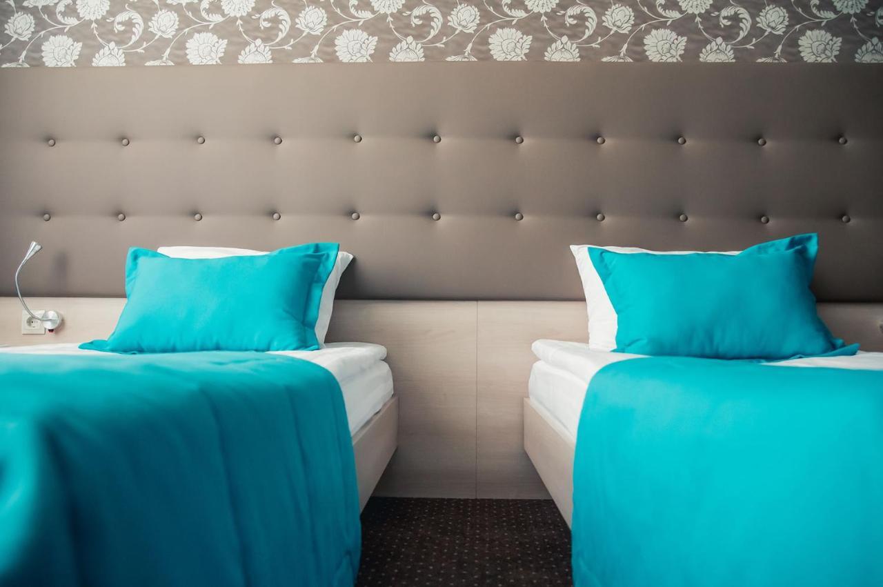 Hotel Versailles Lutsʼk Dış mekan fotoğraf