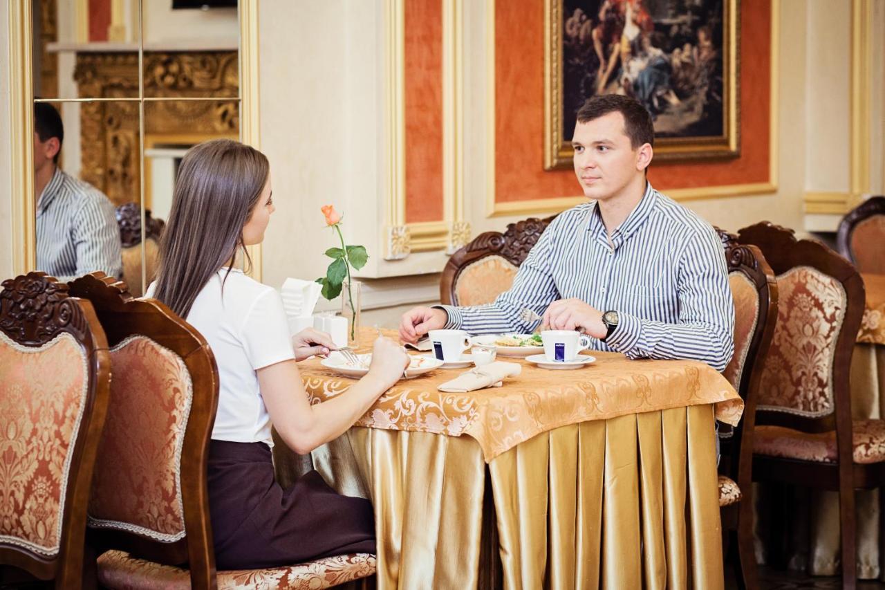 Hotel Versailles Lutsʼk Dış mekan fotoğraf
